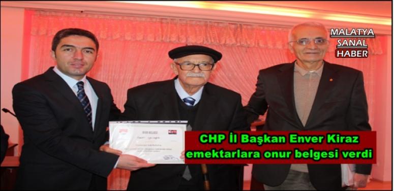 CHP İl Başkan Enver Kiraz emektarlara onur belgesi verdi