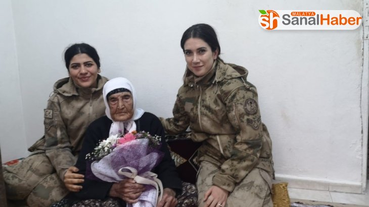 114 Yaşındaki Fatma ninenin kadınlar günü kutlandı