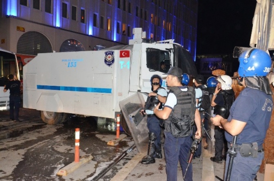 Malatya'da HDP'nin Bulunduğu Binanın Çatısı Ateşe Verildi