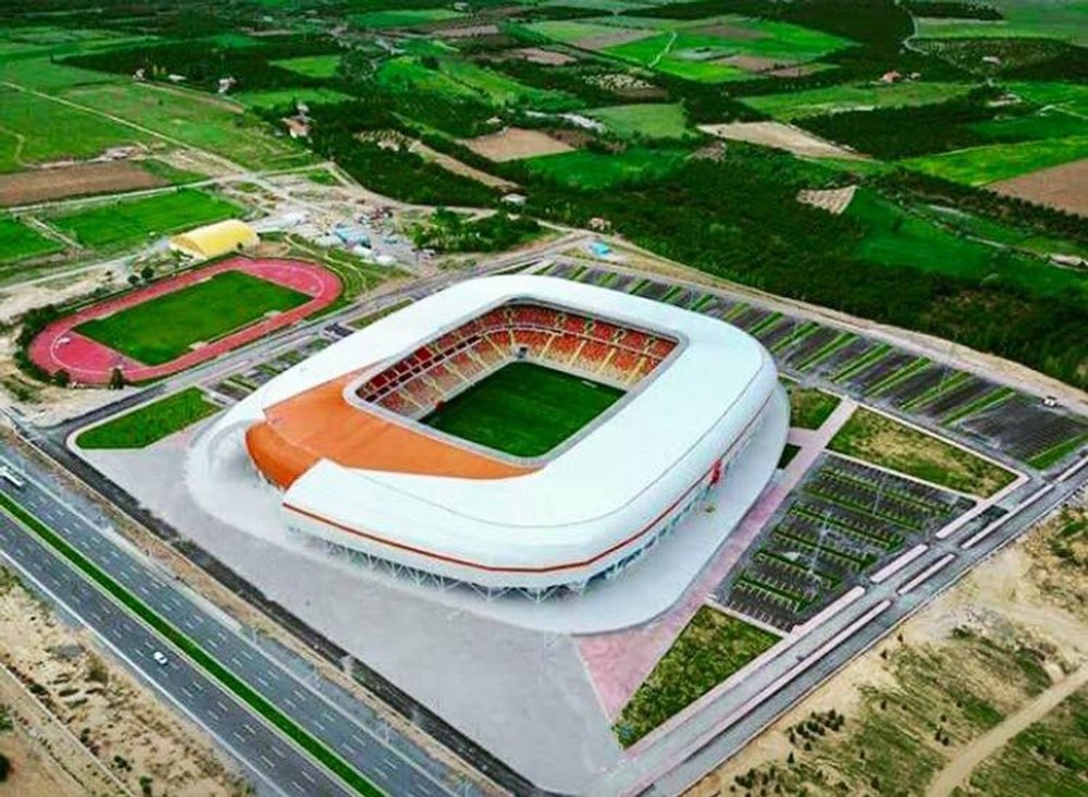 Malatya’da hazır olan yeni stadyumun açılmamasına tepkiler büyüyor
