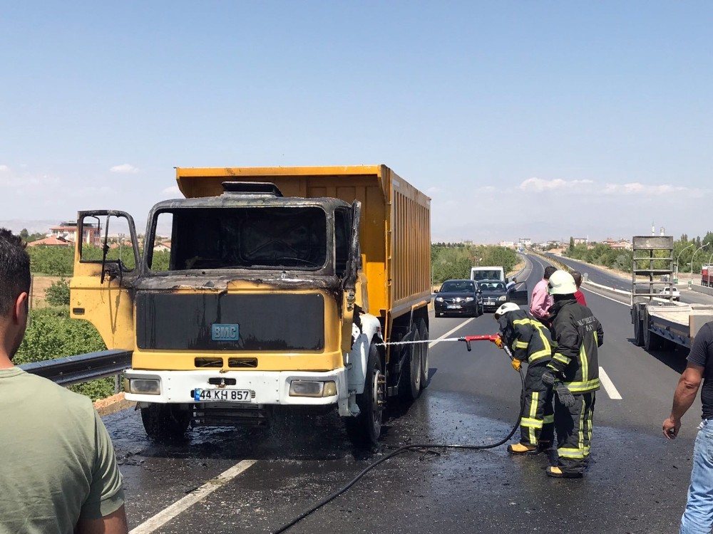 Malatya'da Seyir halindeki hafriyat kamyonu alev aldı
