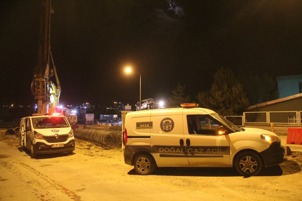 Sivas’ta kazı çalışmasında delinen doğalgaz borusu paniğe neden oldu
