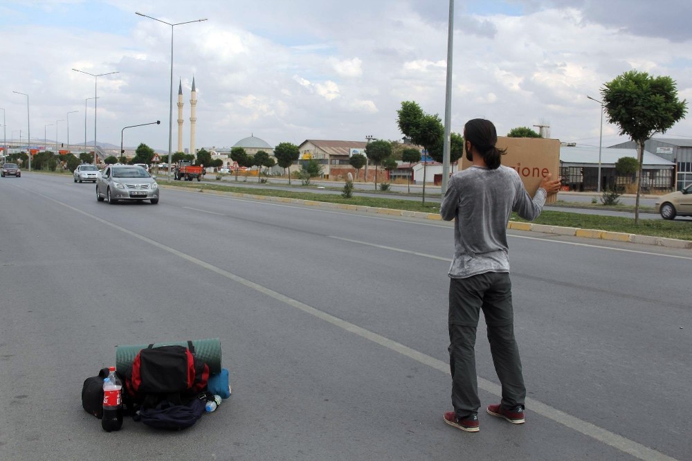 İlahiyat öğrencisi otostop yaparak Türkiye’yi geziyor
