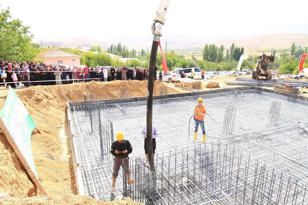 Yazıköy Mahallesine yapılacak caminin temeli atıldı
