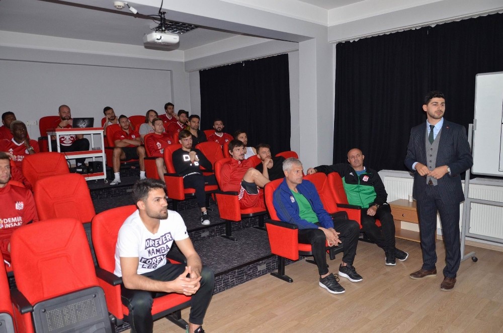 Sivasspor’da futbolculara beslenme eğitimi verildi
