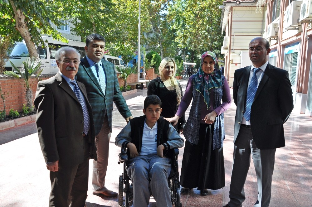 Engelli öğrenciye akülü tekerlekli sandalye verildi
