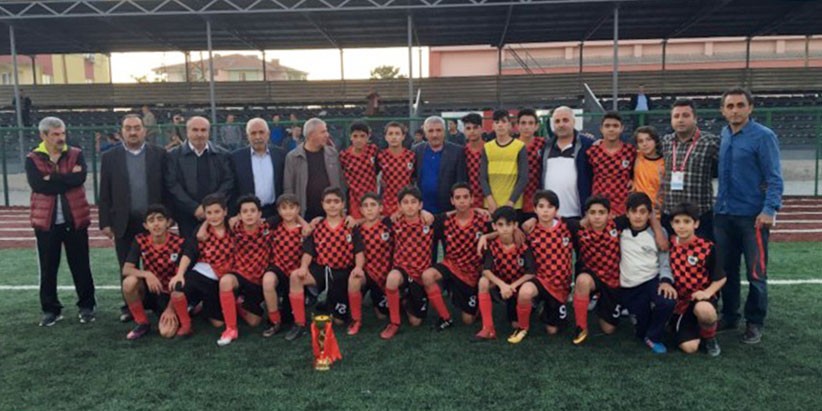 U14’ün şampiyonu Anadolu Selçukluspor kupasını aldı
