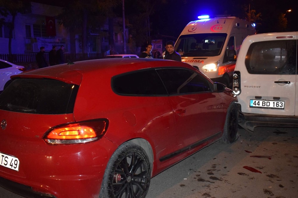 Otomobil park halindeki araçlara çarptı: 1 yaralı