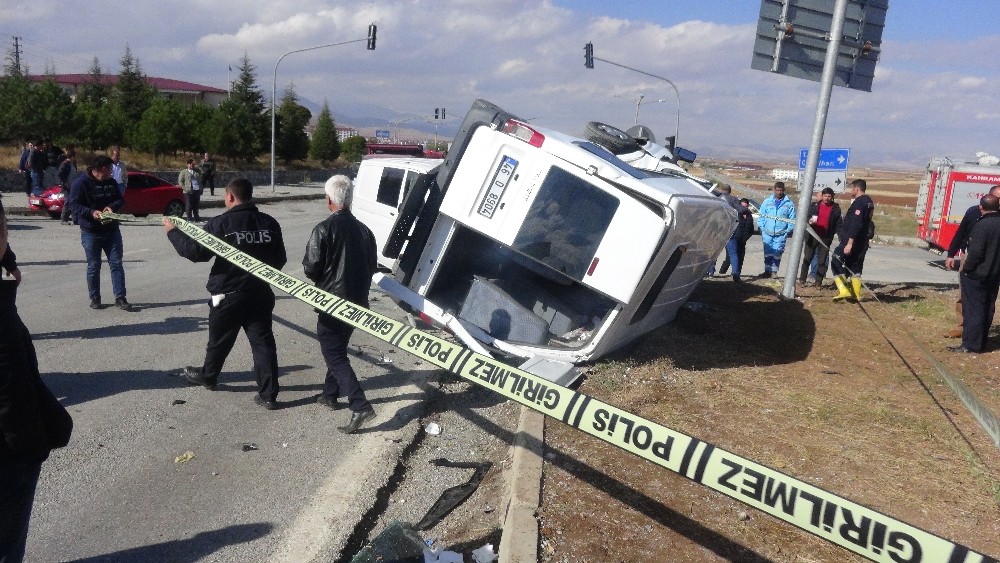 Kahramanmaraş’ta polis minibüsü ile ticari araç çarpıştı: 5 yaralı
