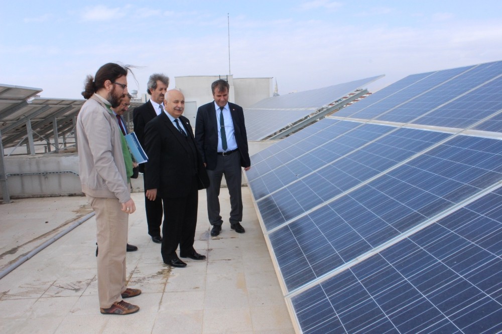 Fakülte binası elektrik ihtiyacını güneş panelleriyle sağlıyor
