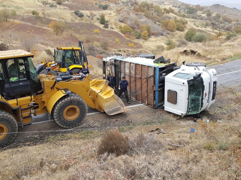 Besni’de çöp kamyonu devrildi: 3 yaralı
