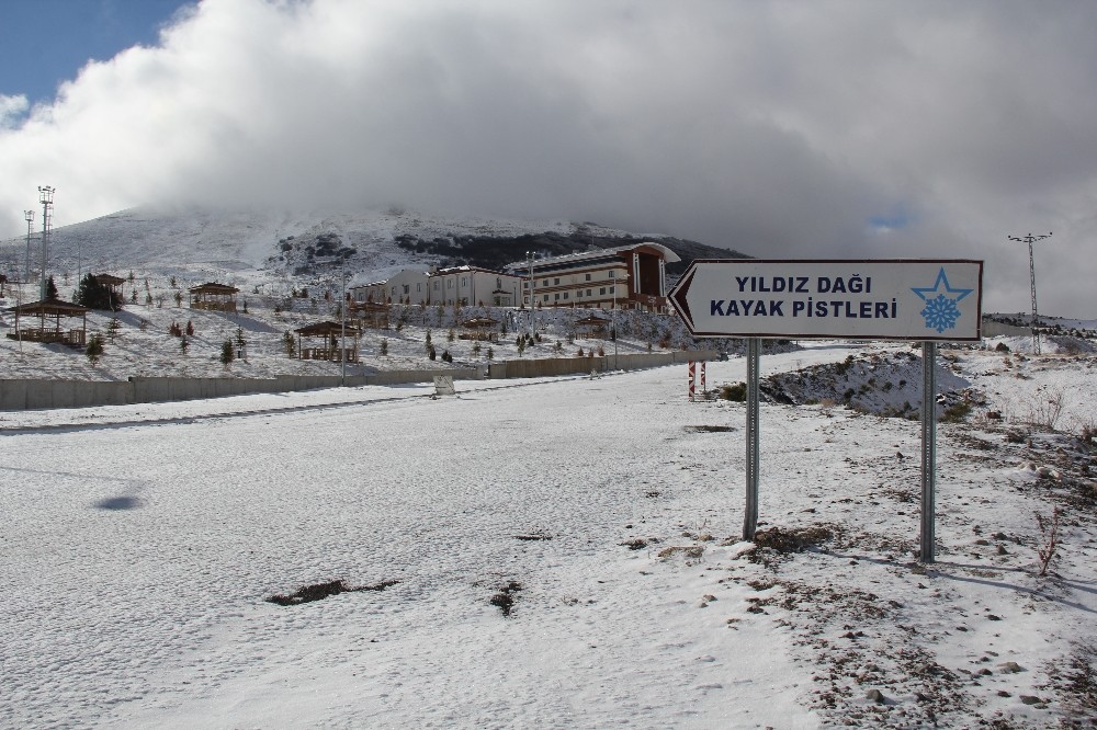 Sivas’ta kayak merkezine mevsimin ilk karı yağdı
