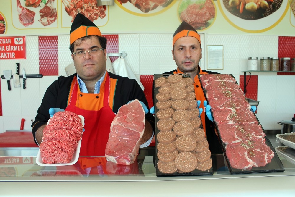 Elazığ’da marketlerden sonra Kültür Parkta da ucuz et satılmaya başlandı
