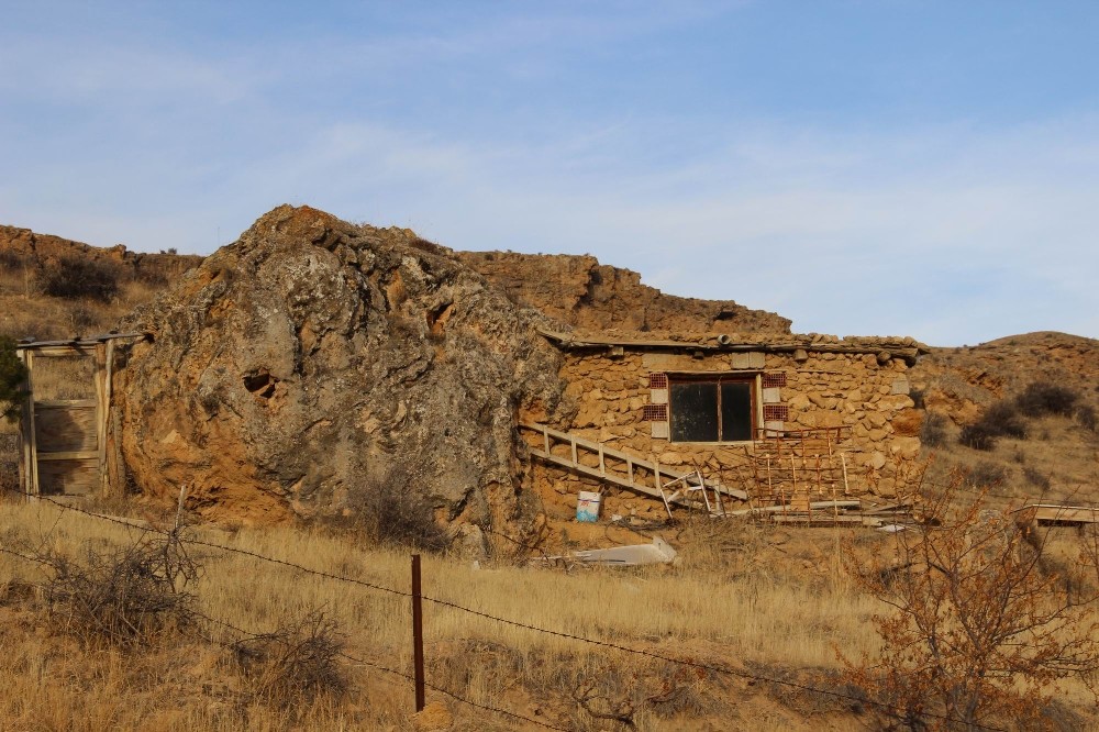 Kayalara yapılan taş evler dikkat çekiyor
