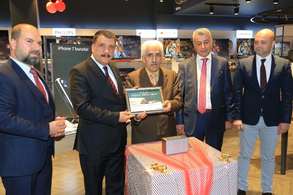 Malatya'da Yılın emekli öğretmenine ödül