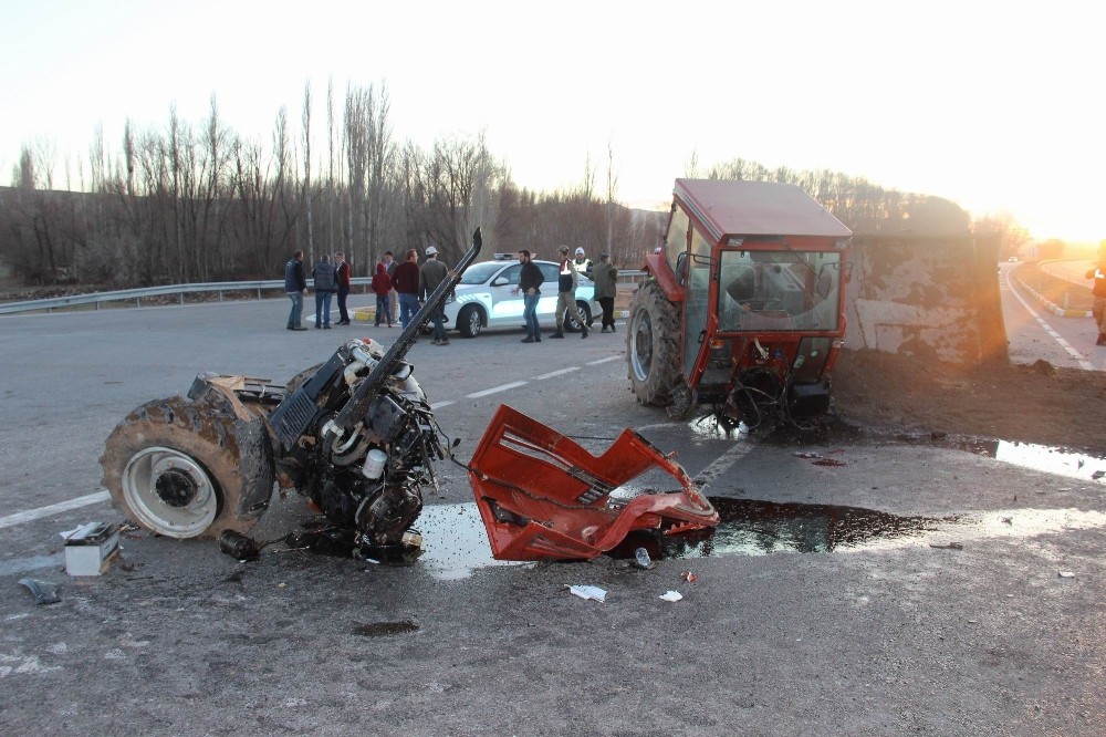 Tırın çarptığı traktör ikiye ayrıldı: 2 yaralı
