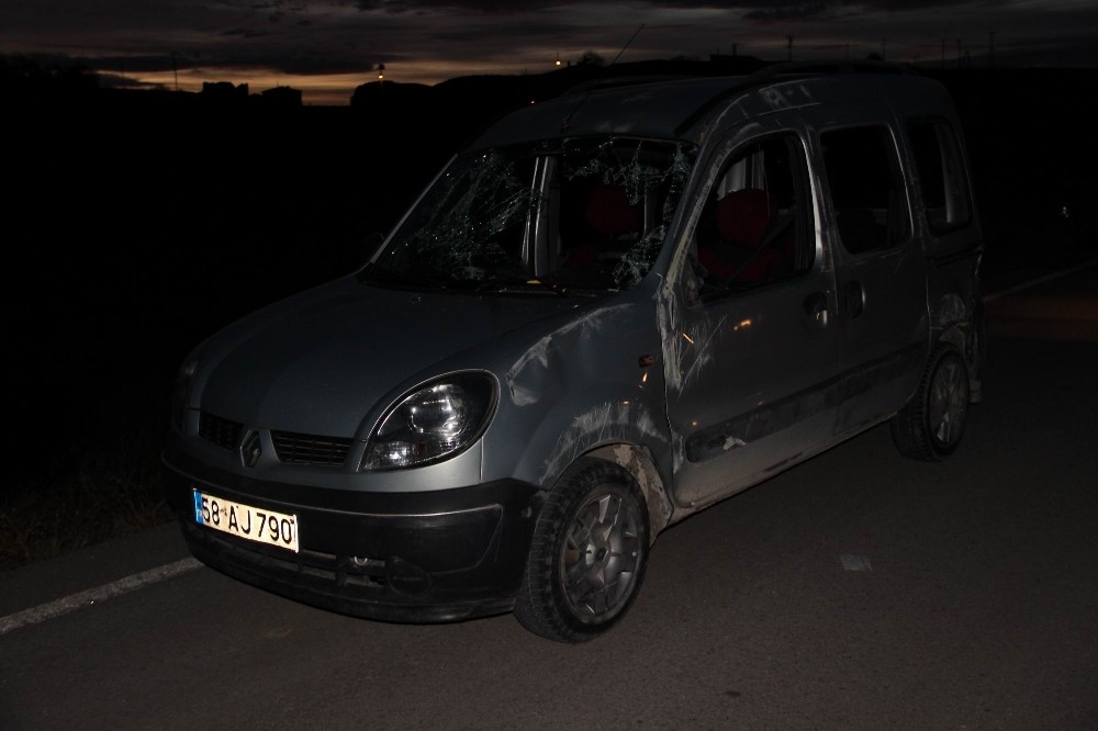 Sivas’ta iki hafif ticari araç çarpıştı: 3 yaralı
