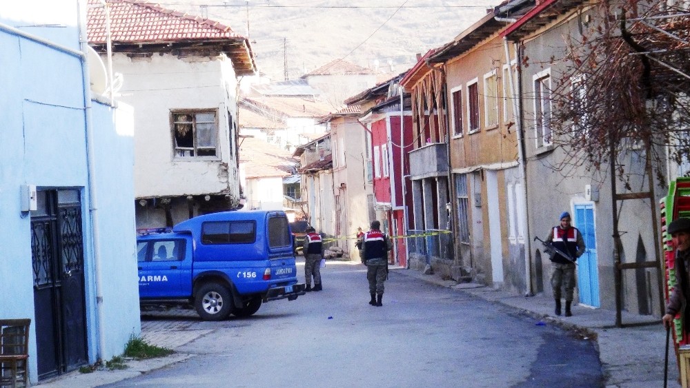Malatya Doğanşehirde Komşuların kavgasında kan aktı  1 ölü, 1 yaralı