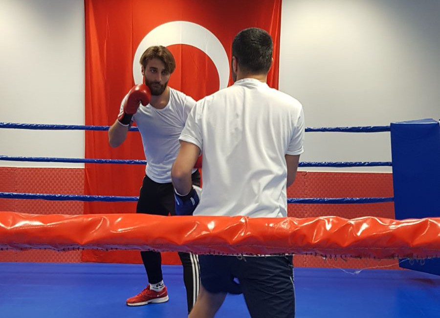 Elazığsporlu Alpaslan ile milli boksör Yakup Kılıç, ringde karşılaştı

