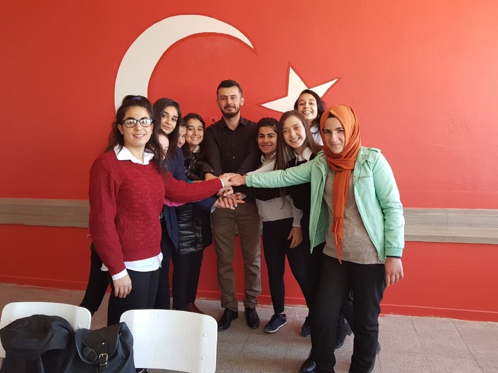 Sınıflarını, Türk bayrağıyla donattılar
