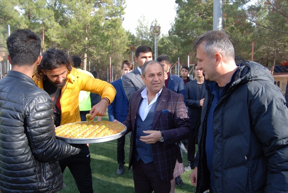 STK başkanlarından futbolculara tatlı ikramı
