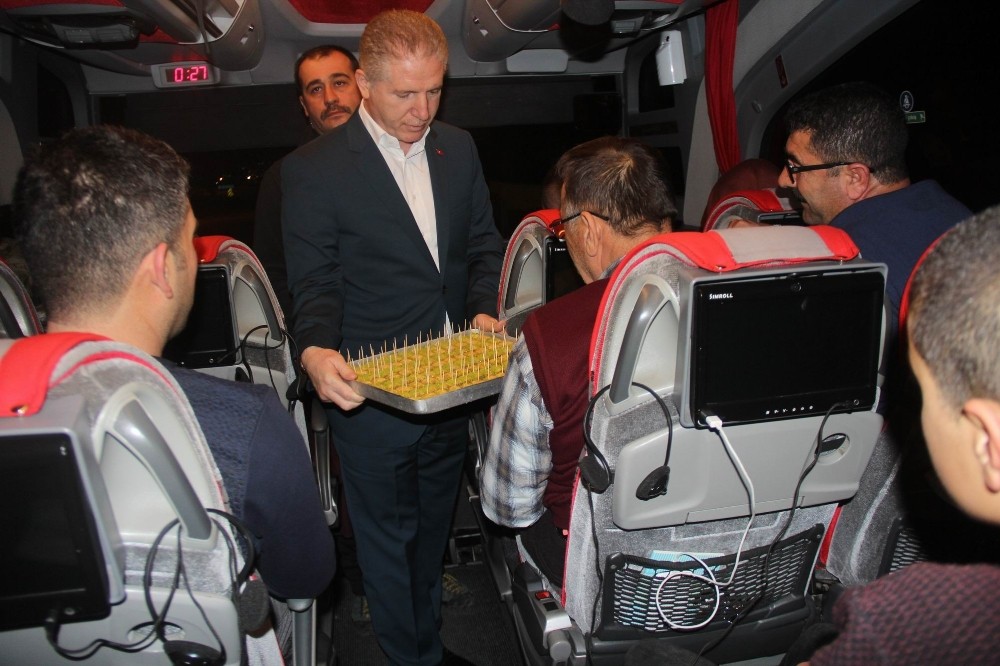 Vali Gül, yeni yıla otobüste giren yolculara tatlı ikram etti
