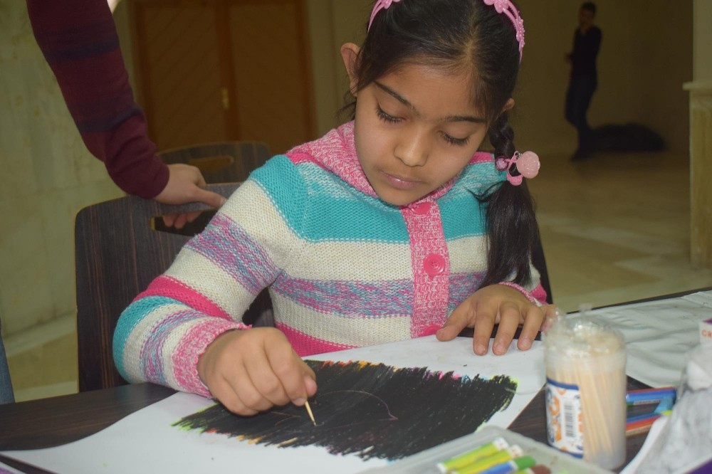Suriyeli çocuklar hayallerini resimlerle anlattılar
