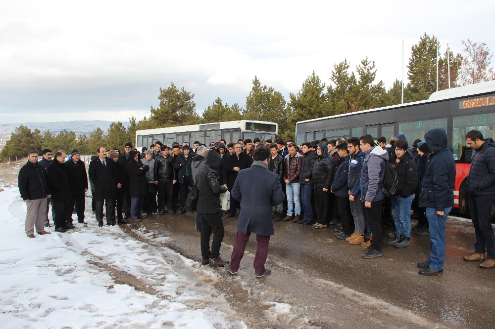 Sivas’ta öğrenci ve öğretmenler kar duasına çıktı
