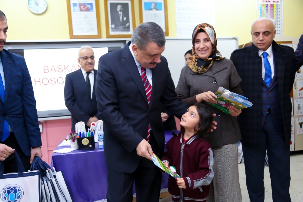 Başkan Gürkan, öğrencilere karnelerini dağıttı
