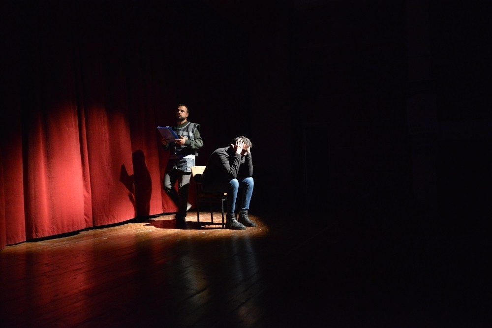 Yeşilyurt Belediyesi Tiyatrosu ‘Kayıp Hayatlar’ oyununu sahneledi

