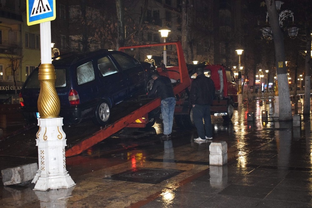Malatya'da Kaza yapan sürücü otomobilini bırakıp kaçtı