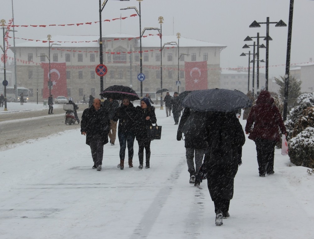 Sivas’ta kar yağışı nedeniyle engelli ve hamilelere idari izin
