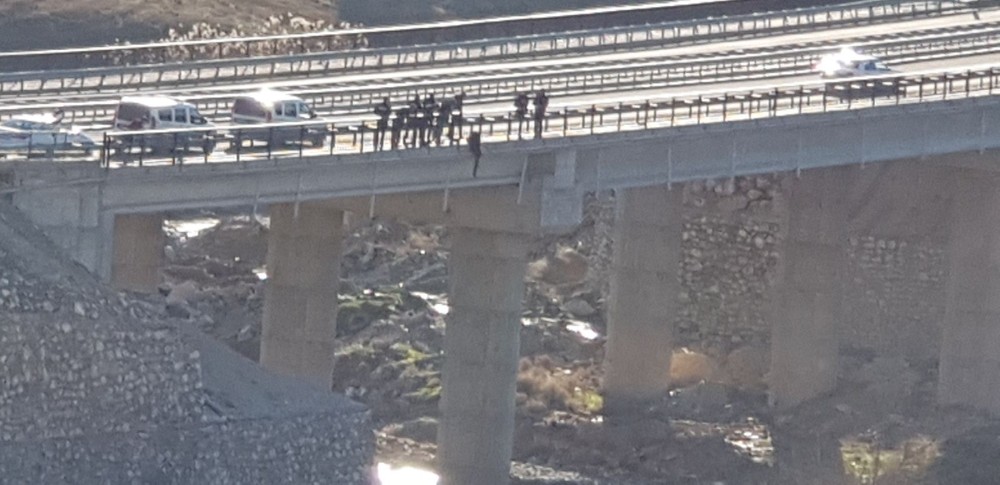 Köprüden atlamak isteyen şahsı polis kurtardı
