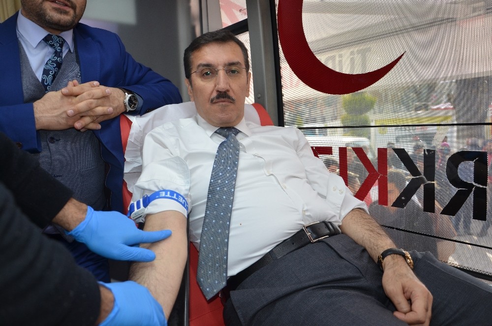 Bakan Tüfenkci’den Mehmetçikler için kan bağışı