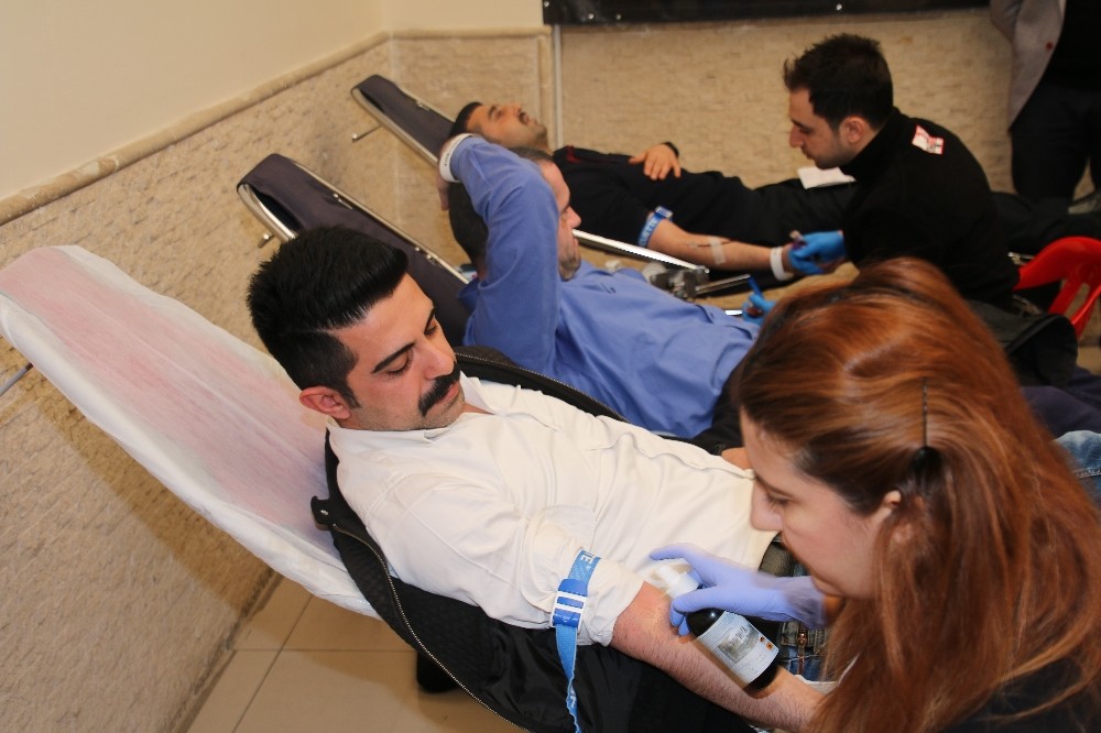 Belediye personellerinden Afrin’deki askerler için kan bağışı

