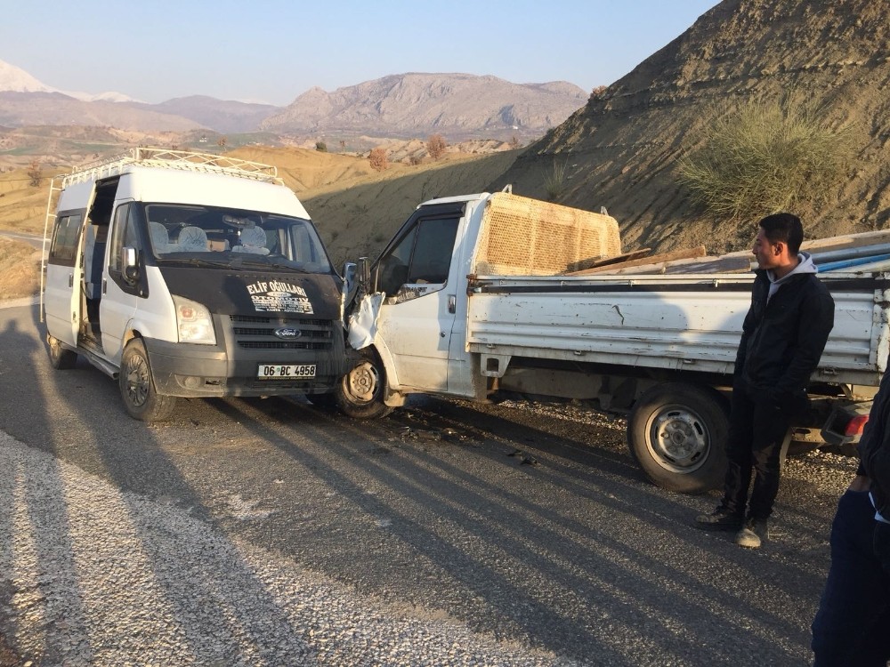 Kamyonet ile yolcu minibüsü çarpıştı: 3 Yaralı
