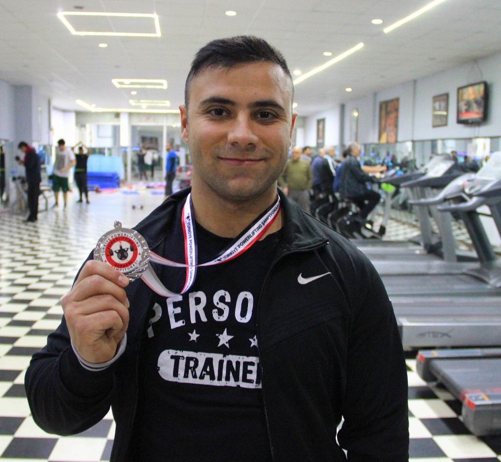 Powerlifting’te 235 kilo kaldırarak Türkiye ikincisi oldu
