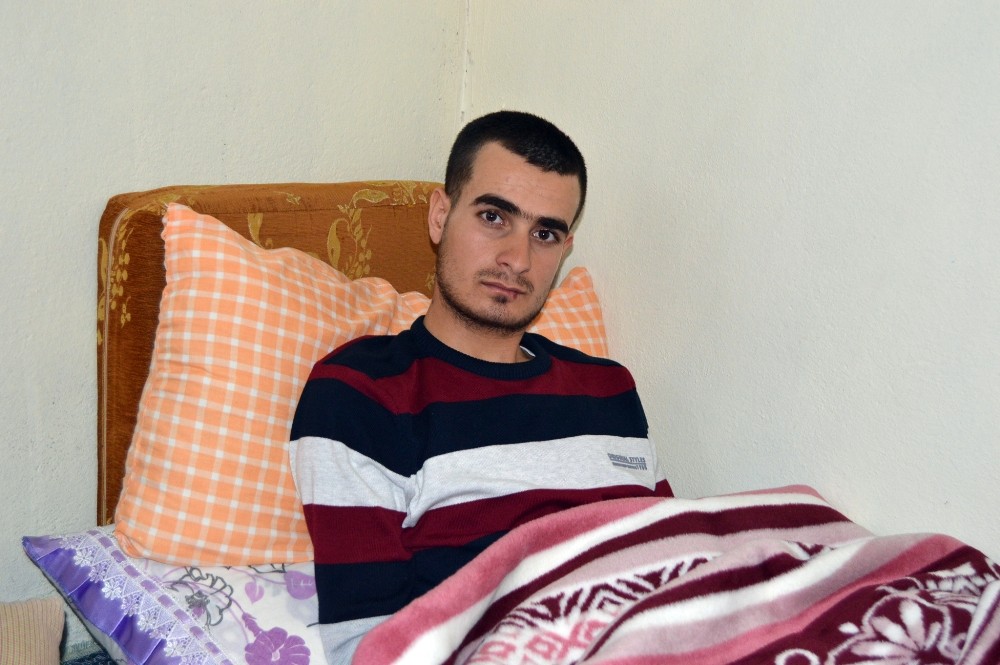 Teröristlerle girilen çatışmada yaralanan asker baba evine getirildi

