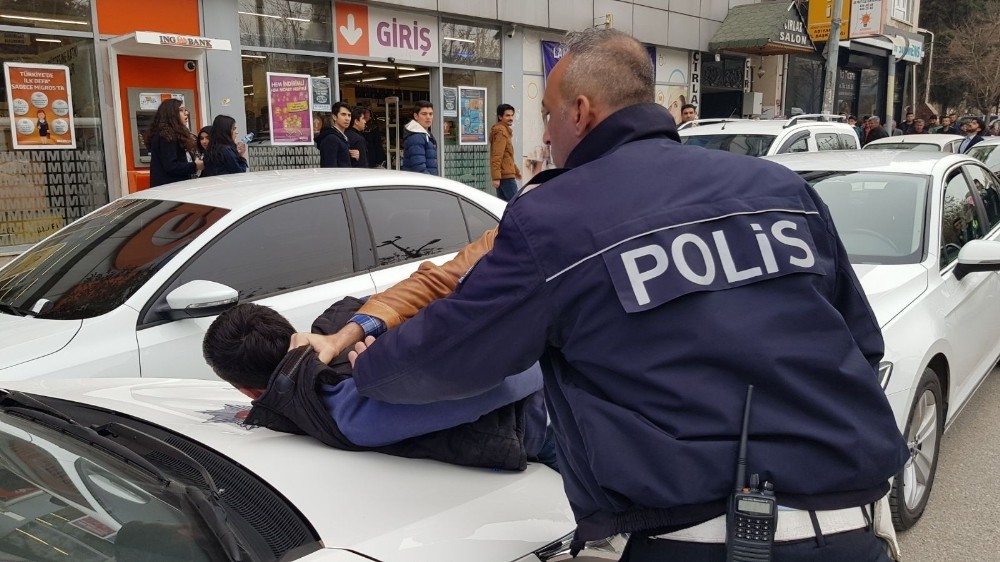 Plakasız motosiklet sahibi polisle kavga etti
