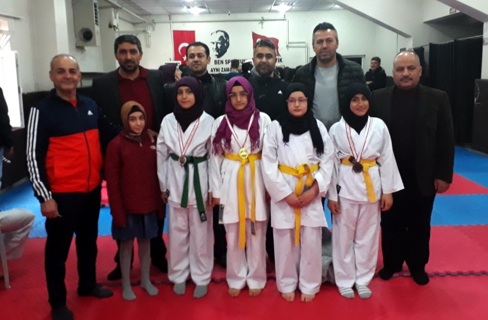 Şehit Akif Güleş İmam Hatip Ortaokulunun karatede büyük başarısı

