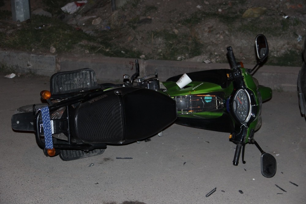 1 motosiklete 4 kişi binen Afgan aileye otomobil çarptı: 4 yaralı
