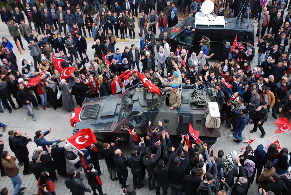 Mehmetçik binlerce vatandaş tarafından Afrin’e uğurlandı
