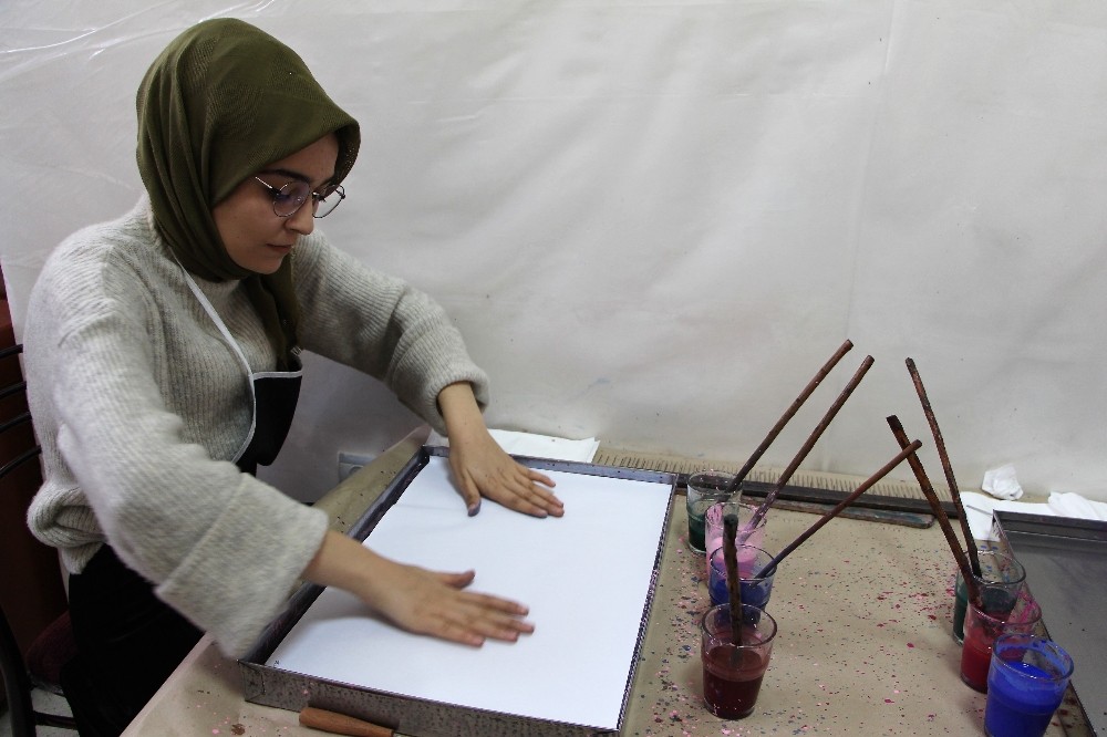 Öğrenciler, Ebru sanatı ile stres atıyor
