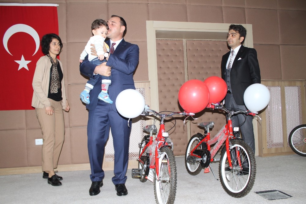Şehit çocuklarına bisiklet hediye edildi
