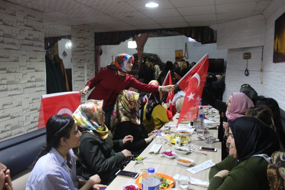 Çalışan kadınlara Türk bayrağı ve karanfil dağıtıldı
