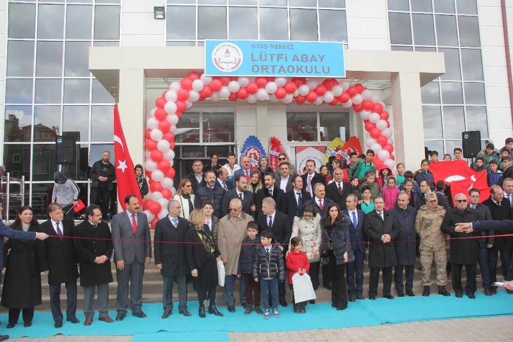 Sivas’ta hayırseverin yaptırdığı okulun açılış töreni yapıldı.
