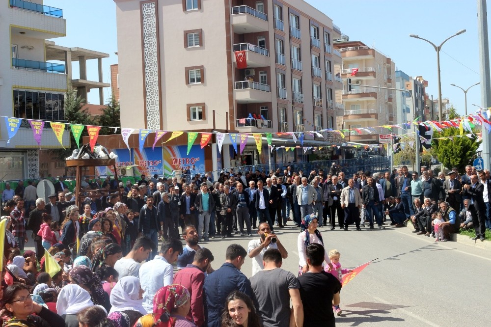 HDP’nin Nevruz kutlama alanlarında Türk bayrakları açıldı
