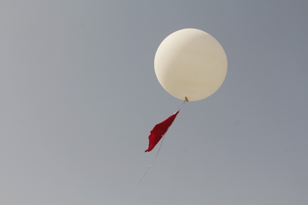 Şehitler anısına gökyüzüne meteoroloji balonu bırakıldı
