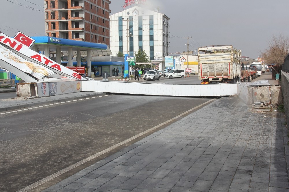 Sivas’ta kuvvetli rüzgarın etkisi ile caddeye devrilen tabela, yolu araç ulaşımına kapattı
