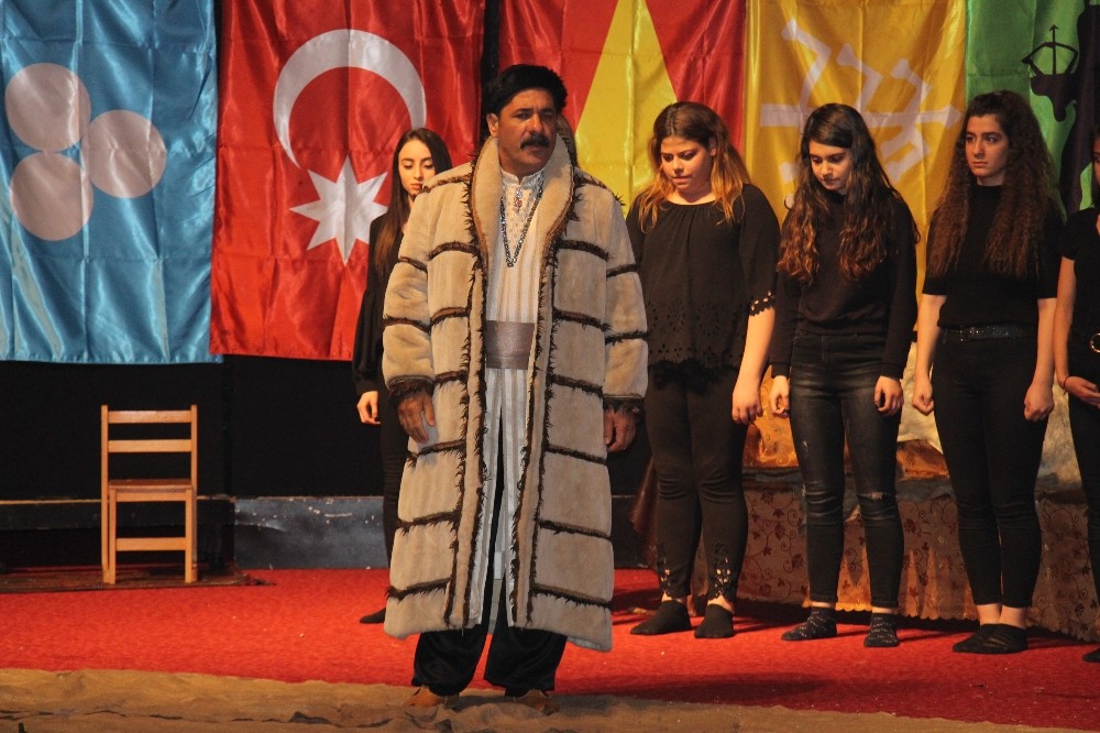 Öğrencilerin rol aldığı Kızıl Elma tiyatrosu sahnelendi
